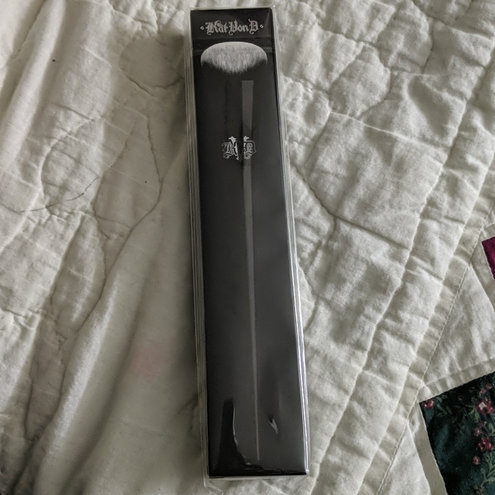 *SOLD* Kat Von D Edge Creme Contour Brush - Picture 2 of 3